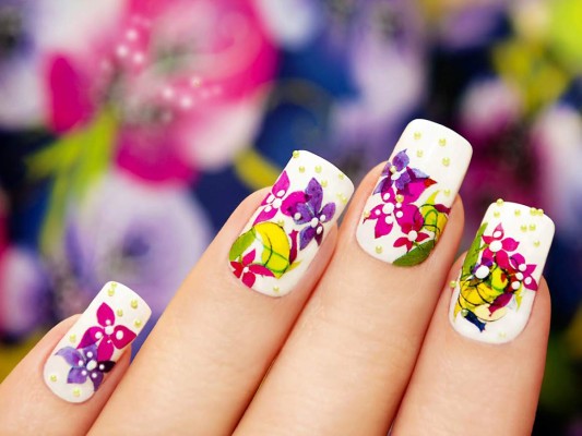 LLEVA UN MANICURE MINIMALISTA. Las uñas largas y con adornos llamativos dejan al descubierto las manos y por ende, la edad. Es mejor optar por una manicure discreta y delicada para que tu aspecto sea más atractivo. Aléjate de las uñas con diseños, no se ve bien, especialmente cuando eres una ejecutiva.