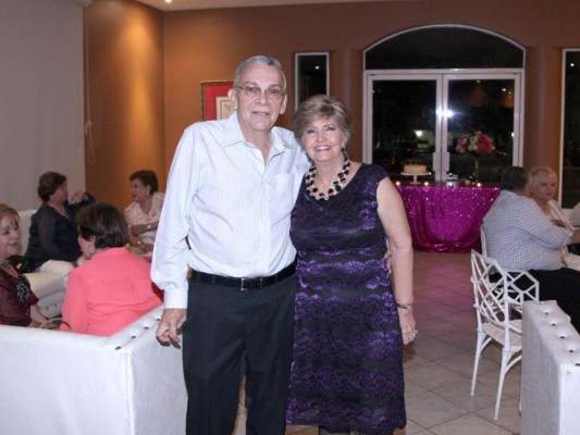 Héctor y la cumpeañera Magdalena Barletta.