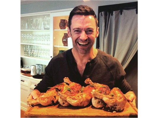 Hugh Jackman sonrió mientras mostraba el pavo