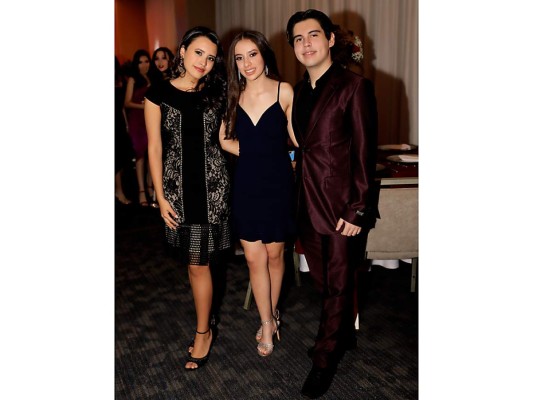 Arianna Núñez, Briana Santos y Carlos Varela