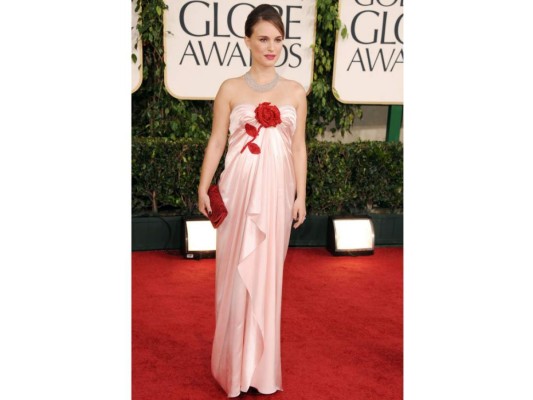En la alfombra roja de los Golden Globe 2011, cuando ganó el premio de Mejor Actriz por Black Swan, con un diseño de seda by Viktor and Rolf