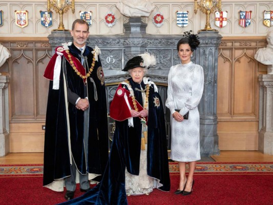 Felipe VI es condecorado por la reina Isabel como caballero de la Orden de la Jarretera