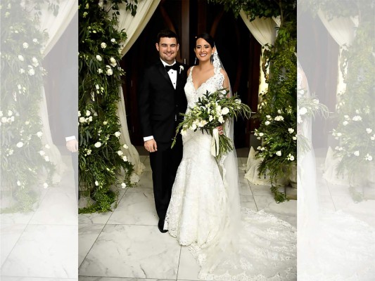 Los felices enamorados y ahora esposos Elías Chahín y María Yuja.Foto:Ivin Vallecillo