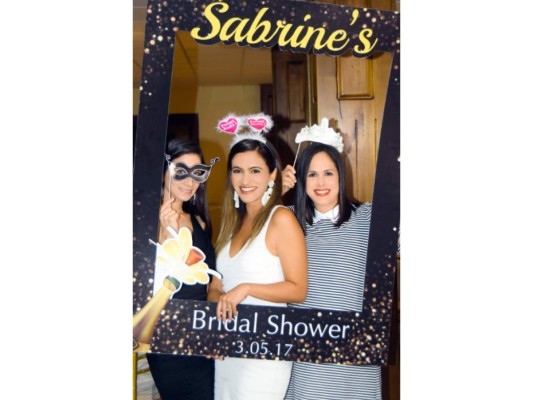 Alegre shower para Sabrina Mahchi