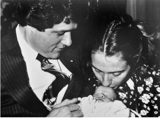 Se casó con Bill Clinton en 1975 y tuvo una sola hija llamada Chelsea en 1980