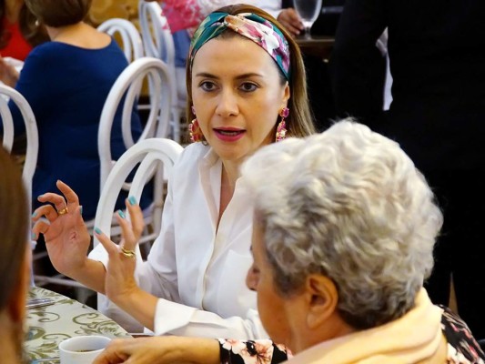 Elegante despedida de soltera para Adriana Hawit  