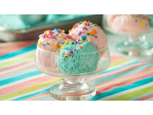 Helado: Muchas veces el helado suele proveer energía al organismo, además te hace sentir más feliz debido a su contenido de aminoácido llamado triptófano lo cual hace que los niveles de serotonina aumenten.