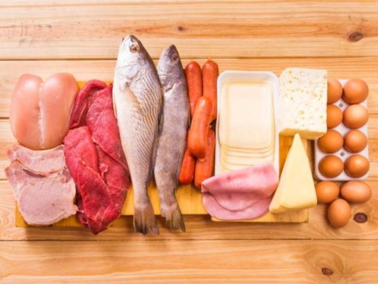 Ingiere menos alimentos de origen animal: Procura consumir lo menos posible la carne y los derivados cárnicos, en lugar de ellos puedes optar por ingerir legumbres, entre otras.