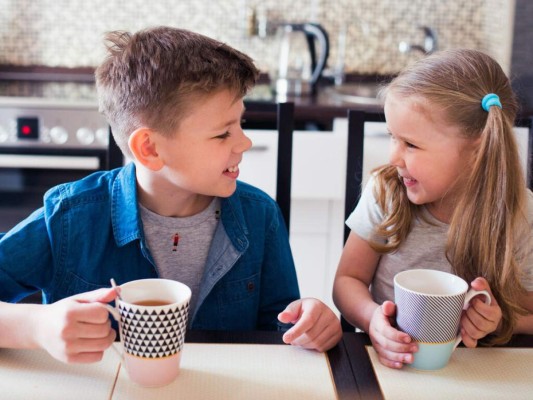 ¿Los niños y adolescentes pueden consumir café? Según Efsa, la cantidad recomendada en ambos casos es de una taza al día, como máximo.