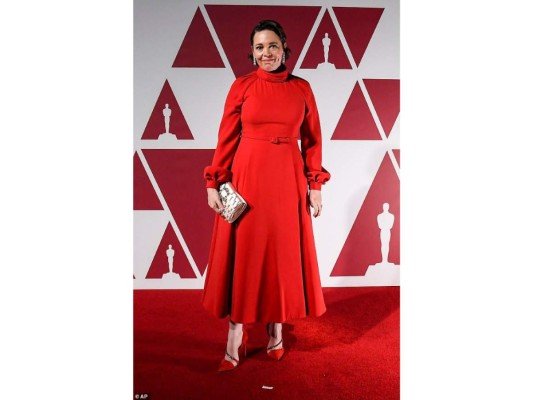 Olivia Colman<br/>¡El rojo nunca falla en deslumbrar! La actriz nos enamoró con su fino vestido de Dior Haute Couture.