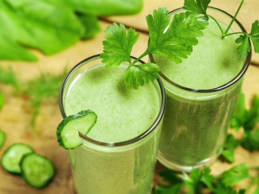 Un jugo verde a base de pepino, albahaca y limón es ideal para nutrir tu organismo y comenzar tu día