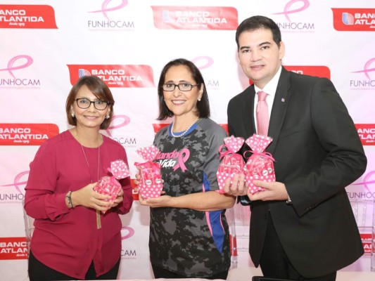 Dra. Lia Bueso, Rosemonde Abedrabbo de García y Carlos Girón (Fotos Héctor Hernández)