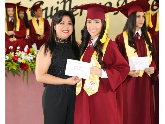 Entrega de títulos Mayan School II parte