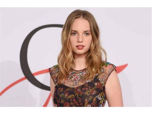 6. Habrán nuevos personajes<br/>Los nuevos personajes son: <br/>Maya Hawke como Robin: Robin es una chica alternativa que quiere un poco de emoción en su vida que no sea su trabajo mundano en Scoops Ahoy Ice Cream Shop. Consecuentemente, busca un poco de emoción en Hawkins, Indiana, pero termina obteniendo mucho más de lo que ella esperaba. Parece que Steve y Robin se harán amigos en esta temporada, ya que Steve empezará su nuevo trabajo en Scoops Ahoy Ice Cream Shop.