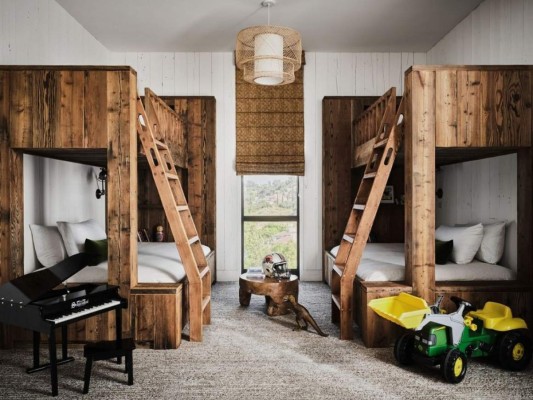 La casa no solamente se adecua a sus ideales de sostenibilidad, sino también a su visión de familia, pues tienen dos hijos pequeños, Wyatt y Dimitri.