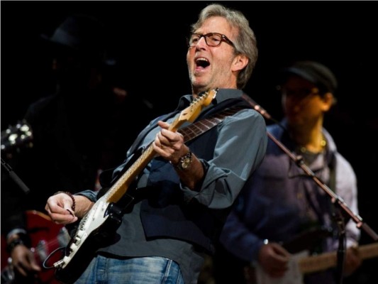 Eric Clapton: su joven madre puso sus planes de lado para criarlo. Eric se fue de casa siendo un adolescente en busca del sueño de ser músico. Lo consiguió y ayudó a sus padres a salir adelante.