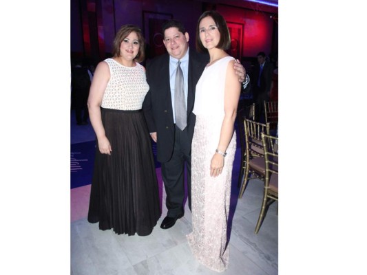 Isabel Díaz con Carlos y Luz Acosta.