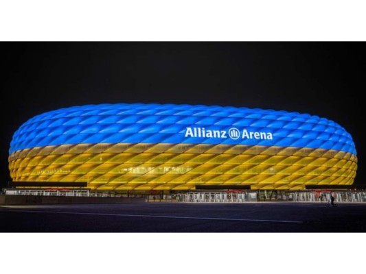El famoso estadio Allianz Arena también se iluminó con los colores de la bandera de Ucrania.