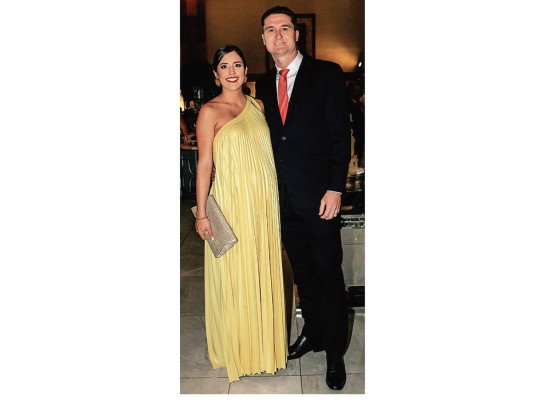 Héctor Bustillo y Sara Bogran celebran por su amor