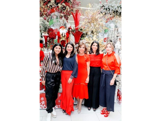 Anfitrionas del Cocktail Navideño Diunsa: Vivi Faraj, Elena Berkling, Diana Larach, Melissa Handal y Leyla Faraj. Foto:Amilcar Izaguirre