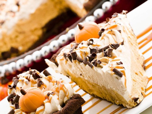 Pumkin Pie<br/>Pastel ideado para las personas diabéticas ya que hecha de azúcar especial para ellos ,además tiene un sabroso sabor a calabaza acompaña a tus familiares en este halloween con este postre.<br/>Ingredientes:<br/>2/3 de taza de mantequilla, 1 ½ cucharada de splenda granulada para el casco del pastel, 1 yema de huevo, 1 cucharadita de vainilla, 1 taza de harina, 1 pizca de sal, ¾ de taza de pure de calabaza, 1 cucharadita de canela molida, ½ cucharadita de jengibre en polvo, 1 ¼ taza de splenada granulado para el relleno, 1 cucharadita de granadina en polvo, suficiente agua, 1 taza de crema paa batir y chocolate sin sabor al gusto.<br/>