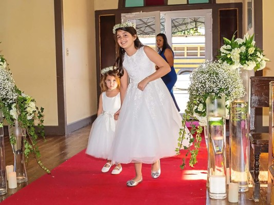 Eduardo Interiano y Lucía Chicas celebran boda eclesiástica