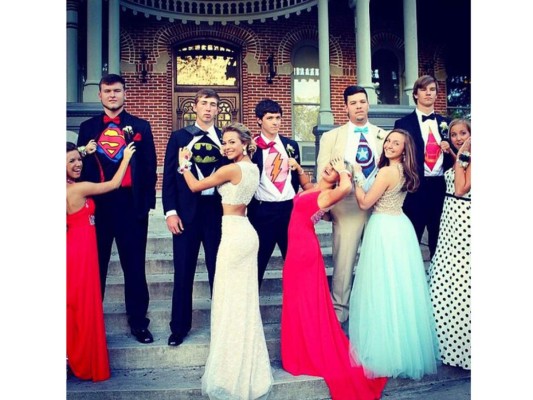 ¡Las poses perfectas para posar con tus amigos en la Prom!