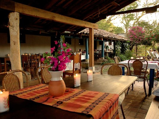 8. Disfrutar la cocina ancestral de Hacienda San Lucas. Pocos lugares reúnen la magia que encierra esta hermosa hacienda en Copán, donde descubrirás la cocina tradicional en su máxima expresión. Huéspedes o visitantes se dejan seducir con el estilo único de la cocina basada en las tradiciones mayas de este lugar donde todo ha sido cuidadosamente pensado para conseguir un sabor irrepetible. Con el maíz, la calabaza y los frijoles como pilares de su menú, el Hotel Hacienda San Lucas propone un menú tradicional de la región mezclada con especias milenarias, preparado con las mismas recetas rescatadas de la tradición oral de los Copanecos y servidas en un estilo gourmet.