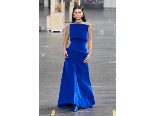 Off –White, otoño 2021. En la colección se pudieron apreciar vestidos en tono índigo.