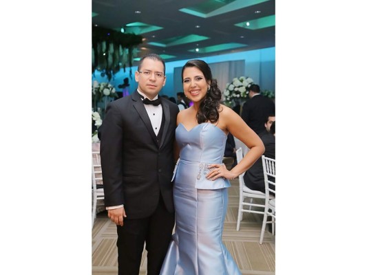 Cindy García y Hector Hernández celebran su boda eclesiástica