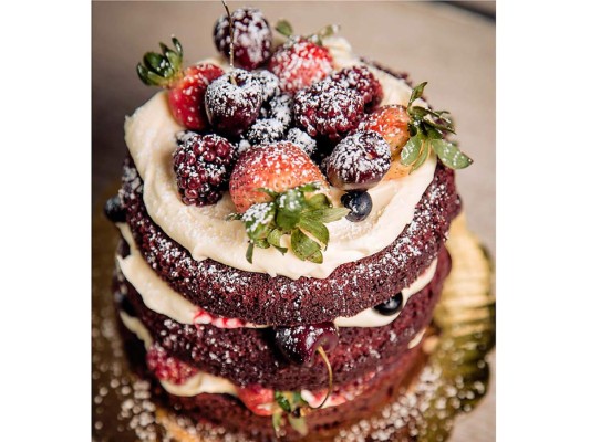 Red Velvet! El favorito de muchos: una irresistible mezcla de chocolate y frutas para endulzar los sentidos @tarte_honduras