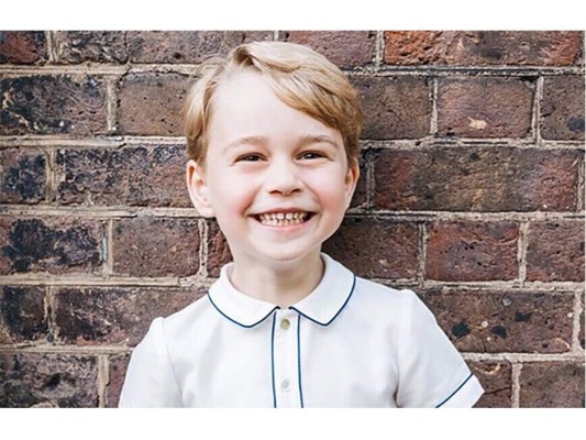 Este domingo, a través de la cuenta oficial de Twitter del palacio de Kensington se publicó una fotografía de un sonriente príncipe George, con motivo de su quinto cumpleaños. Fue retratado en el jardín de su casa en Clarence House, en el centro de Londres.