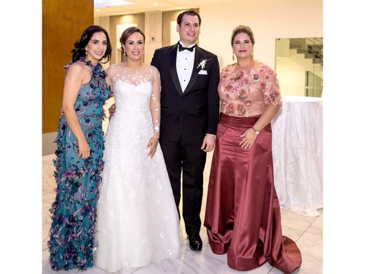 Fiesta nupcial para Joaquín Echeverrí y Adriana Hawit  