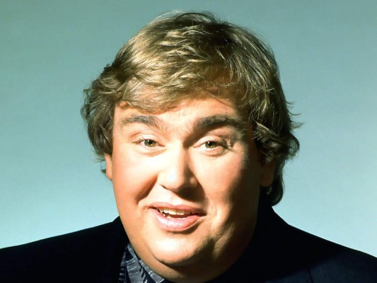 John Candy estaba en la filmación de una película cuando mientras dormía sufrió de un ataque en el corazón, en la habitación de su hotel.