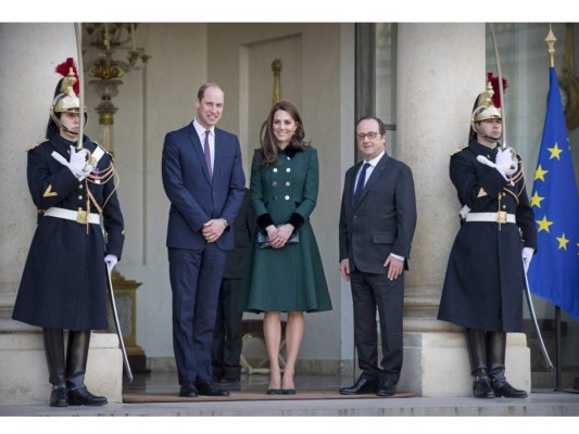 Su primera visita a su llegada fue al Palacio Eliseo donde fueron recibidos por el mandatario francés Franc,ois Hollande