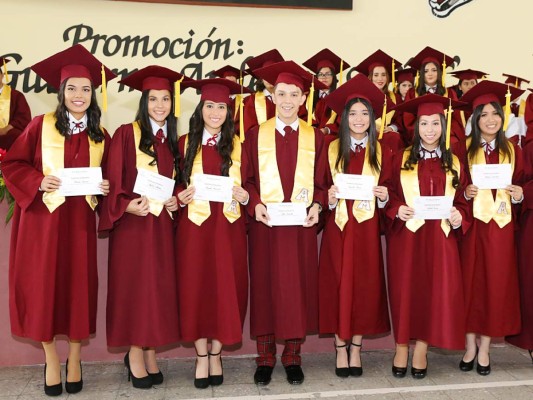 La generación 2017 de Mayan School celebrando su logro académico (Fotos: Hector Hernández)