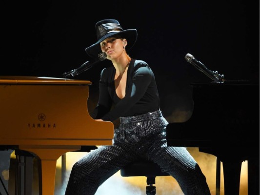 La host Alicia Keys ejecutando dos pianos al mismo tiempo durante su presentación en los premios Grammys