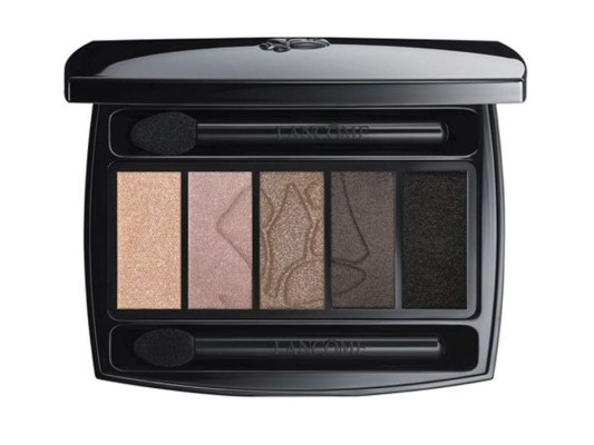 Hypnôse Palette by Lancôme <br/>Incluye 5 tonos de sombras de ojos para crear looks infinitos e incluye aplicadores profesionales. Al emplearse en seco se obtienen colores modulables y fundentes, mientras que en húmedo se consiguen mucho más efectos e intensidades, gracias a su textura multidimensional.