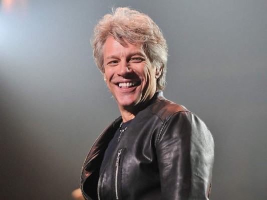 Jon Bon Jovi tuvo una infancia normal. Pero, cuando se volvió adolescente, comenzó a tener una etapa de rebeldía. Decidió hacer un poco de dinero vendiendo marihuana antes de comenzar a tocar en clubs y ahí comprendió que la música era mejor que las drogas.