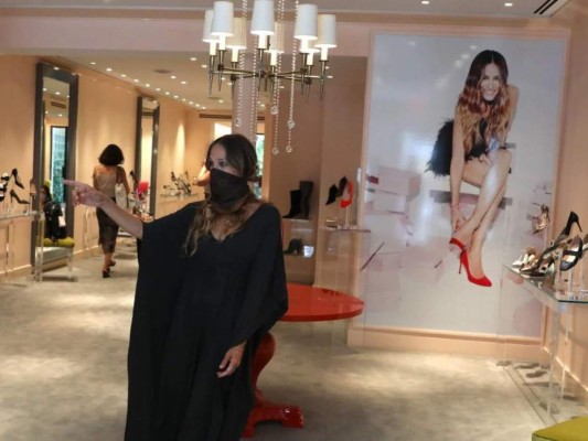 Durante la inauguración ella vistió un maxi dress de color negro-grisáceo, unas sandalias bajas y, por supuesto, un cubre bocas siguiendo las medidas recomendadas para evitar el contagio del virus.