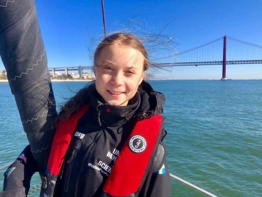 Thunberg navegó a través del Océano Atlántico desde Reino Unido hasta Nueva York en un yate de 18 metros con energía solar equipado con turbinas submarinas. Este viaje duró 15 días.