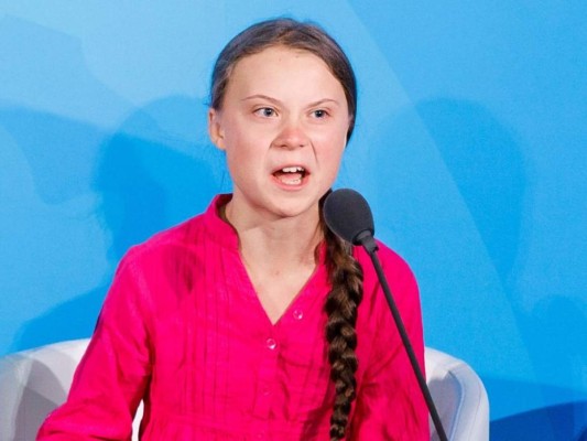 En septiembre de 2019 Greta dio un emotivo y poderoso discurso en la Cumbre de Acción Climática de las Naciones Unidas que se volvió viral en el mundo entero. ''No debería estar aquí, debería estar en la escuela. ¿Cómo se atreven? Ustedes se robaron mis sueños y mi infancia con sus palabras vacías y aún así soy de las afortunadas. Estamos en el inicio de la extinción y de lo único que hablan es del dinero y del crecimiento económico. ¡Cómo se atreven!'', manifestó.
