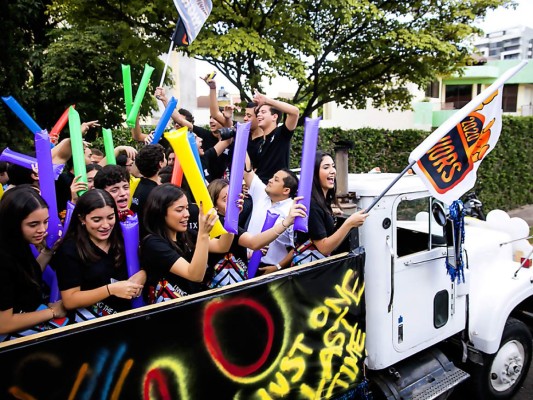 La entrance de los Seniors 2020 de la Escuela Americana