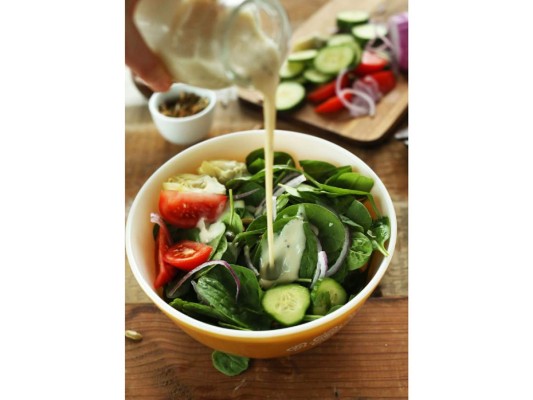 ENSALADA. Sí, almorzar una ensalada es una buena opción, pero si encima de toda esa lechuga verde agregas queso, croutons, nueces caramelizadas y aderezos cremosos la historia cambiará por completo y se convertirá en tu peor enemiga. Adereza con vinagretas bajas en calorías y agrégale todos los vegetales frescos que puedas. Mucho ojo con la sal!