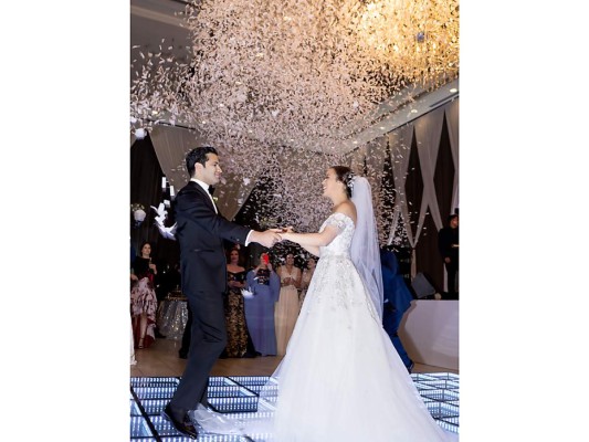 Mientras bailaban, los recién casados fueron inundados por una lluvia de confeti, que hizo un más especial el momento. Foto:Daniel Madrid