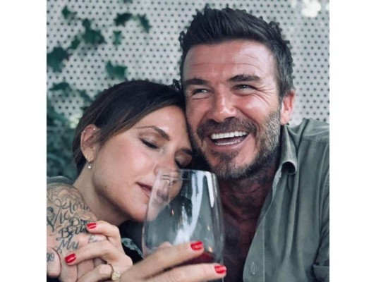 David Beckham decidió posar junto a su esposa y le dedicó un mensaje en su cuenta de Instagram. ''Feliz día de San Valentín para la momia más increíble y la esposa más inspiradora. Te amo @victoriabeckham'', escribió.