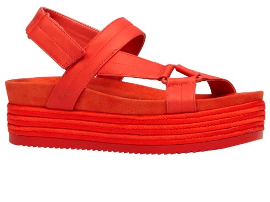25. We love red. Flatform sandals de suede y fibras naturales by Call it Spring