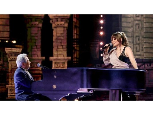 El músico Armando Manzanero fue premiado con el Billboard Trayectoria Artística por sus más de 50 años en la música. Asimismo, se presentó para tocar algunos de sus temas más exitosos junto a otros artistas.