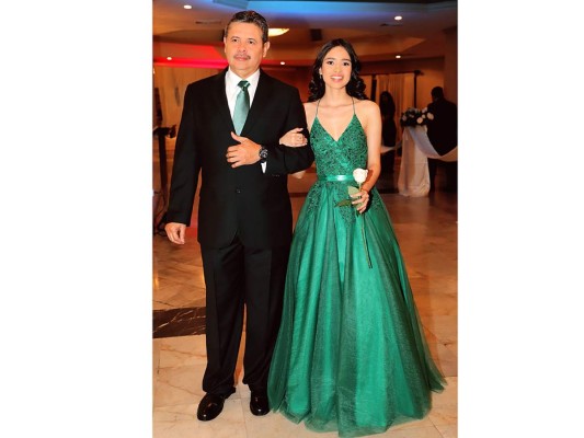 Los Seniors 2019 de la Hillcrest School celebran el fin de su High School con una elegante gala