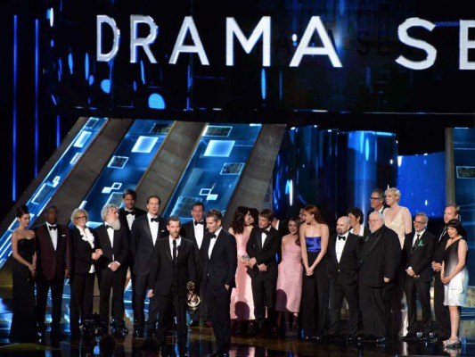 Game of Thrones se lleva los Emmys por Mejor Serie Dramática, Mejor Guión en Serie Dramática (David Nutter) y Mejor Actor de Reparto en Serie Dramática (Peter Dinklage)